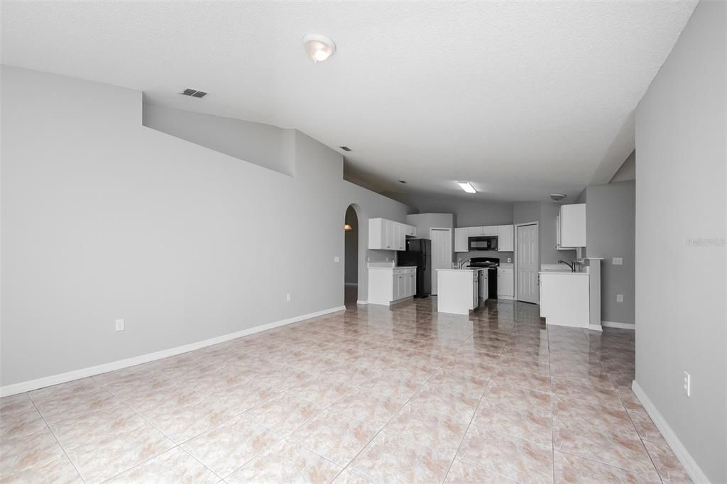 For Rent: $2,245 (4 beds, 2 baths, 2088 Square Feet)