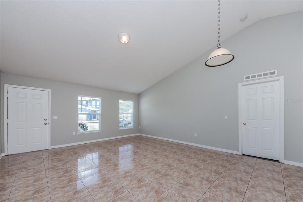 For Rent: $2,245 (4 beds, 2 baths, 2088 Square Feet)