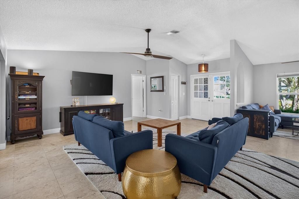 : $615,000 (3 спален, 2 ванн, 1813 Квадратных фут)