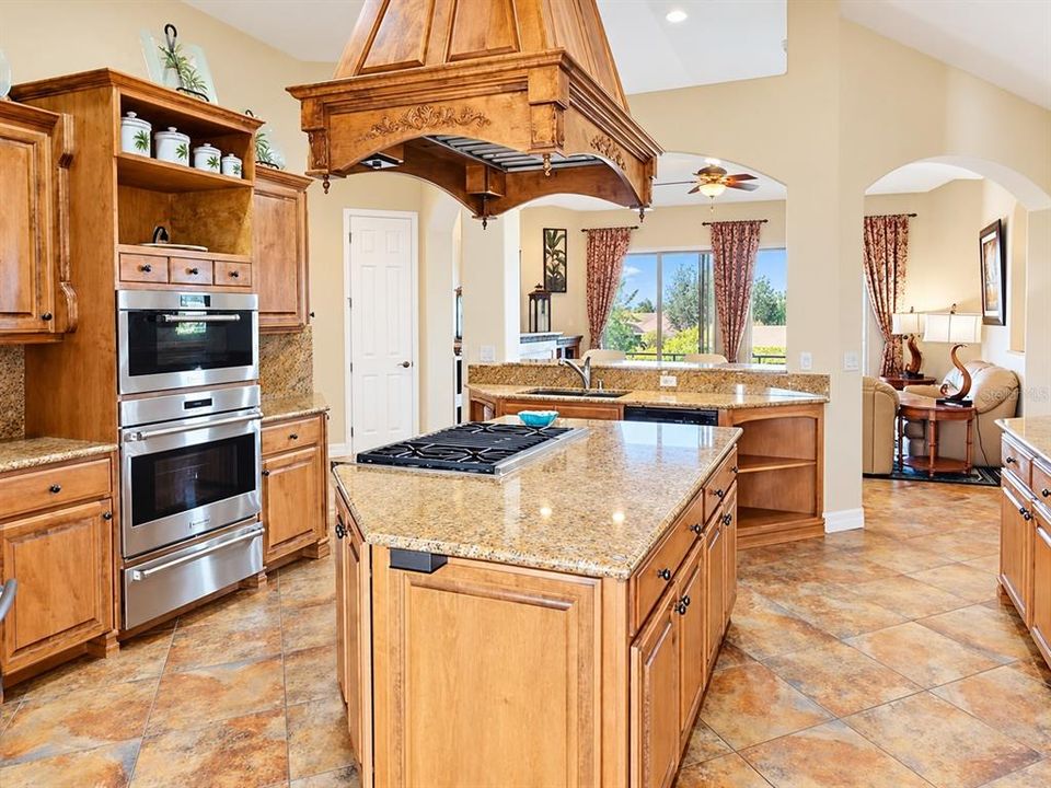 На продажу: $1,785,000 (6 спален, 4 ванн, 4777 Квадратных фут)