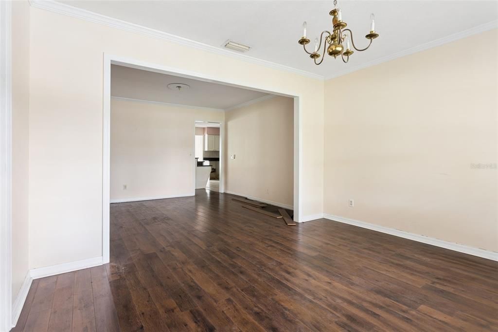 Activo con contrato: $415,000 (3 camas, 2 baños, 1950 Pies cuadrados)