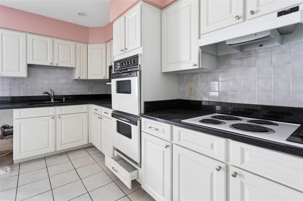 Activo con contrato: $415,000 (3 camas, 2 baños, 1950 Pies cuadrados)