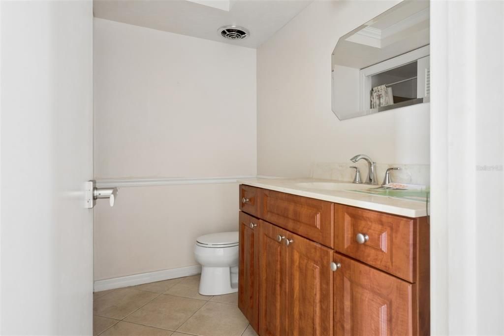Activo con contrato: $415,000 (3 camas, 2 baños, 1950 Pies cuadrados)