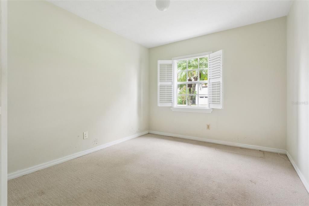 Activo con contrato: $415,000 (3 camas, 2 baños, 1950 Pies cuadrados)