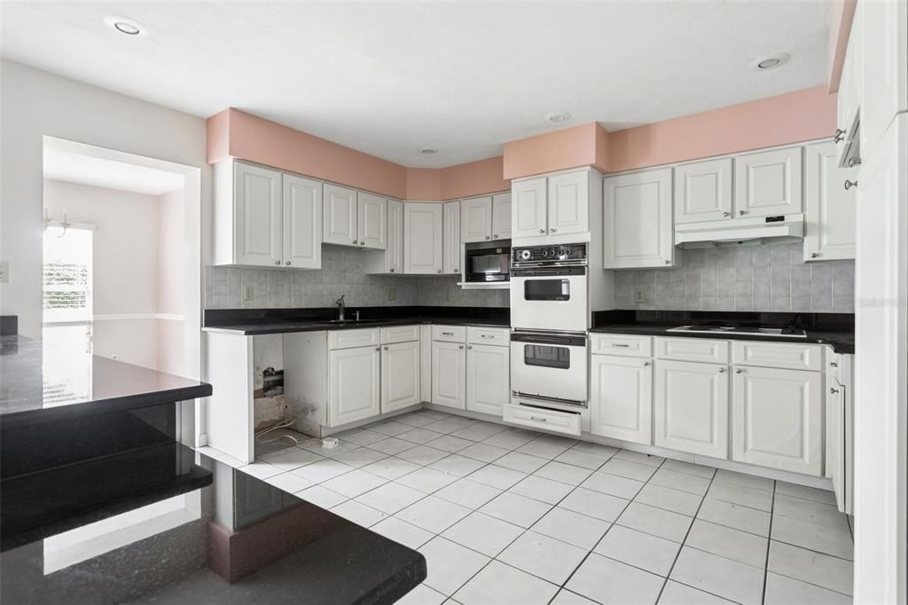 Activo con contrato: $415,000 (3 camas, 2 baños, 1950 Pies cuadrados)