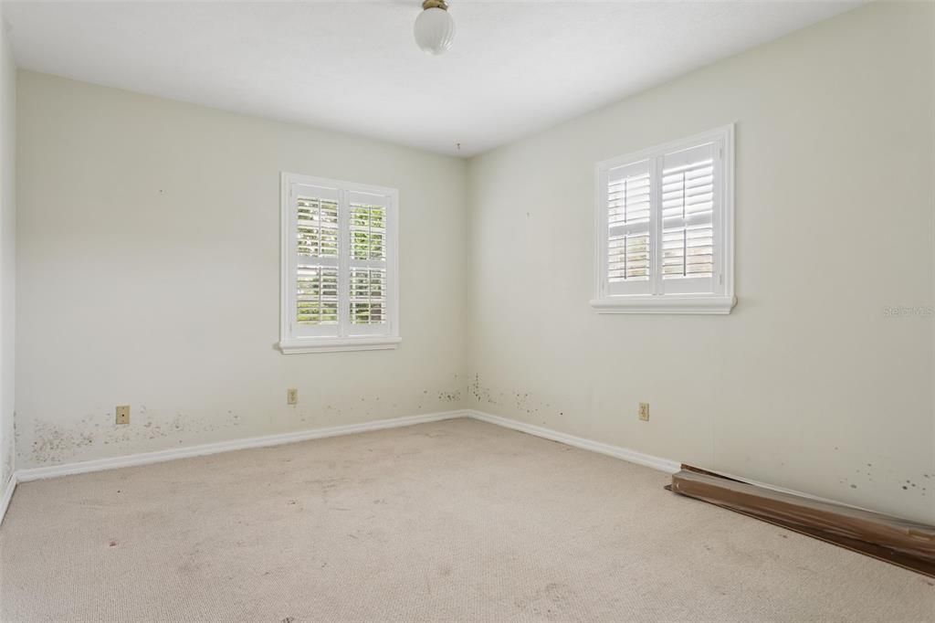 Activo con contrato: $415,000 (3 camas, 2 baños, 1950 Pies cuadrados)