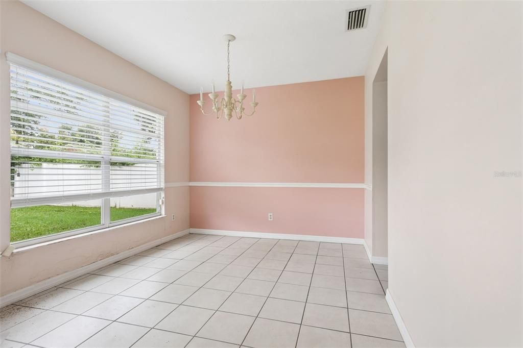Activo con contrato: $415,000 (3 camas, 2 baños, 1950 Pies cuadrados)
