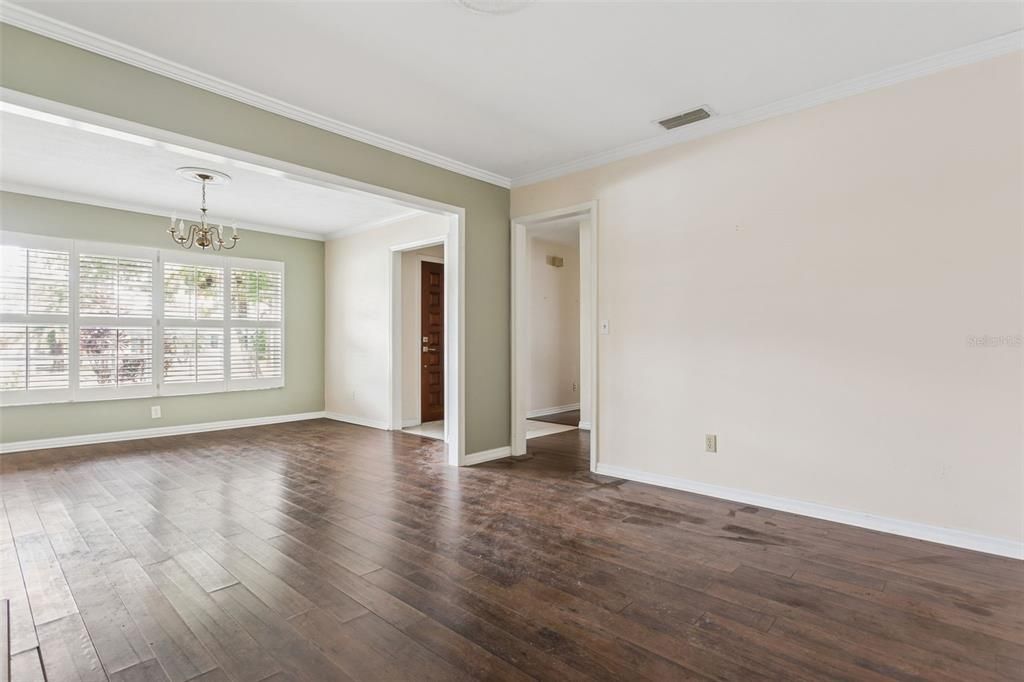 Activo con contrato: $415,000 (3 camas, 2 baños, 1950 Pies cuadrados)