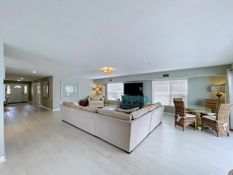 En Venta: $1,346,200 (3 camas, 3 baños, 2195 Pies cuadrados)