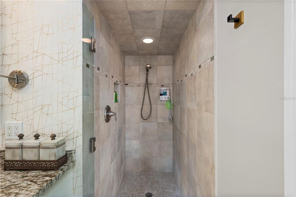 En Venta: $1,125,000 (3 camas, 2 baños, 2535 Pies cuadrados)