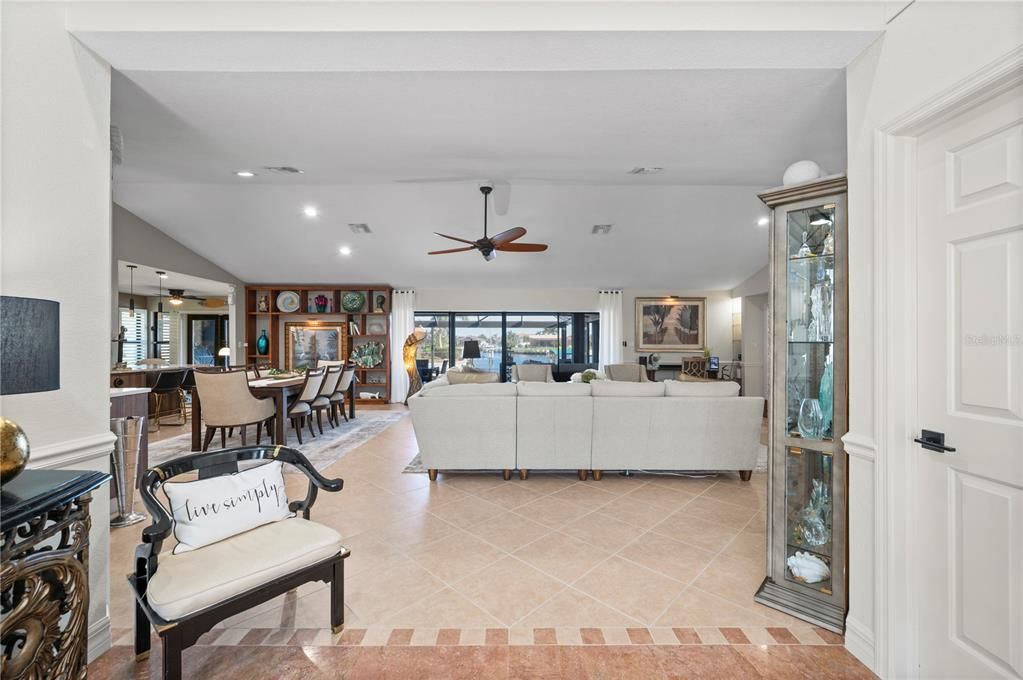 En Venta: $1,125,000 (3 camas, 2 baños, 2535 Pies cuadrados)