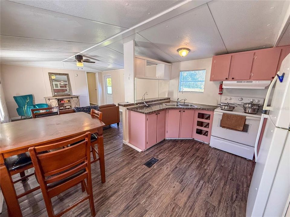 En Venta: $245,000 (2 camas, 2 baños, 784 Pies cuadrados)