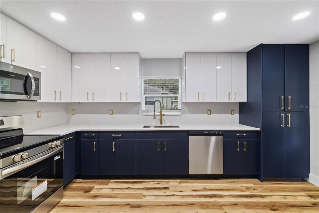 На продажу: $317,900 (2 спален, 2 ванн, 1006 Квадратных фут)