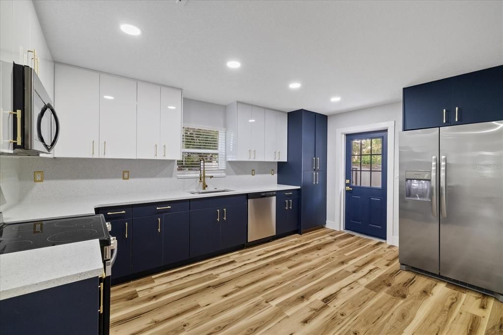На продажу: $317,900 (2 спален, 2 ванн, 1006 Квадратных фут)