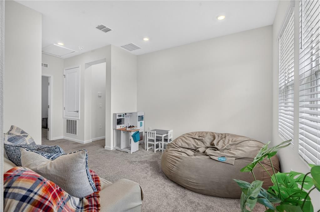 For Rent: $3,200 (5 beds, 2 baths, 2331 Square Feet)