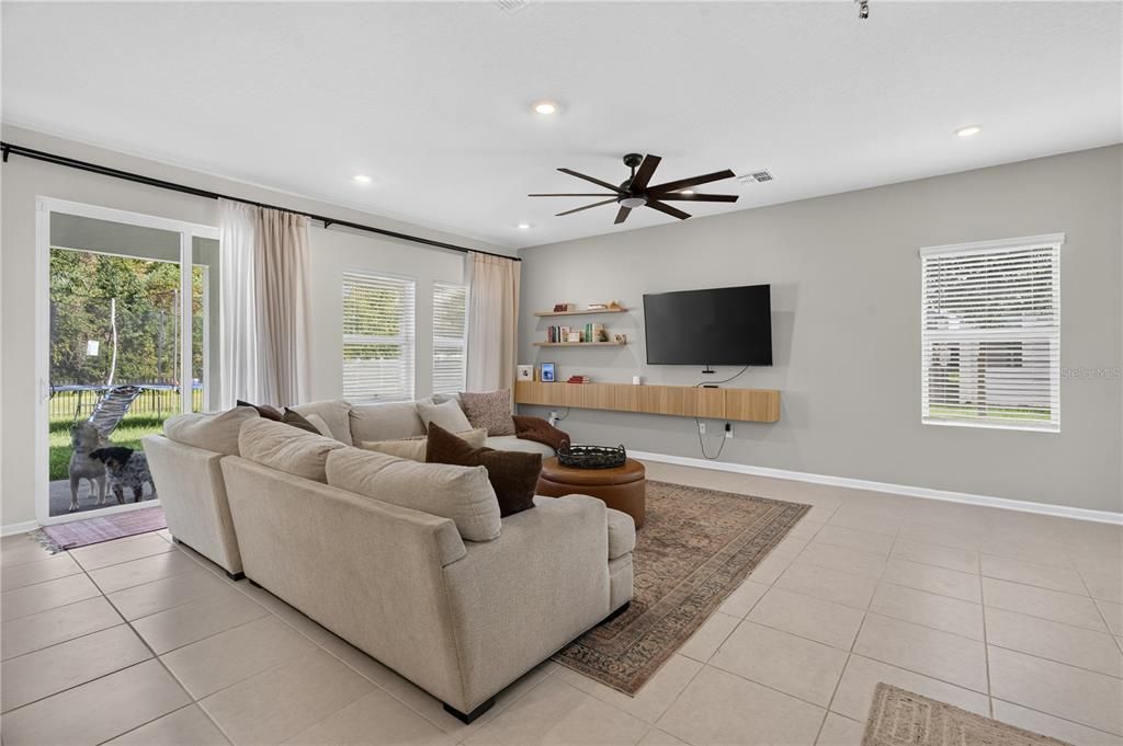 For Rent: $3,200 (5 beds, 2 baths, 2331 Square Feet)