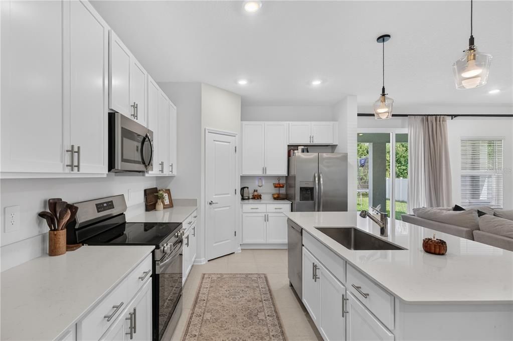 For Rent: $3,200 (5 beds, 2 baths, 2331 Square Feet)