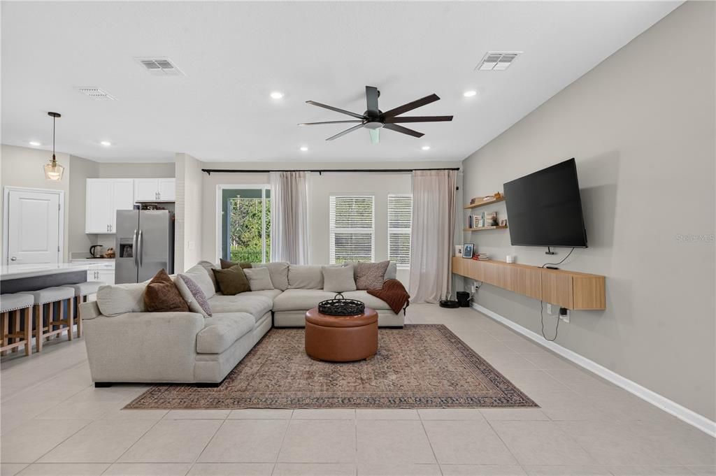 For Rent: $3,200 (5 beds, 2 baths, 2331 Square Feet)