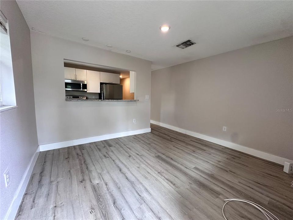 For Rent: $1,350 (2 beds, 1 baths, 700 Square Feet)