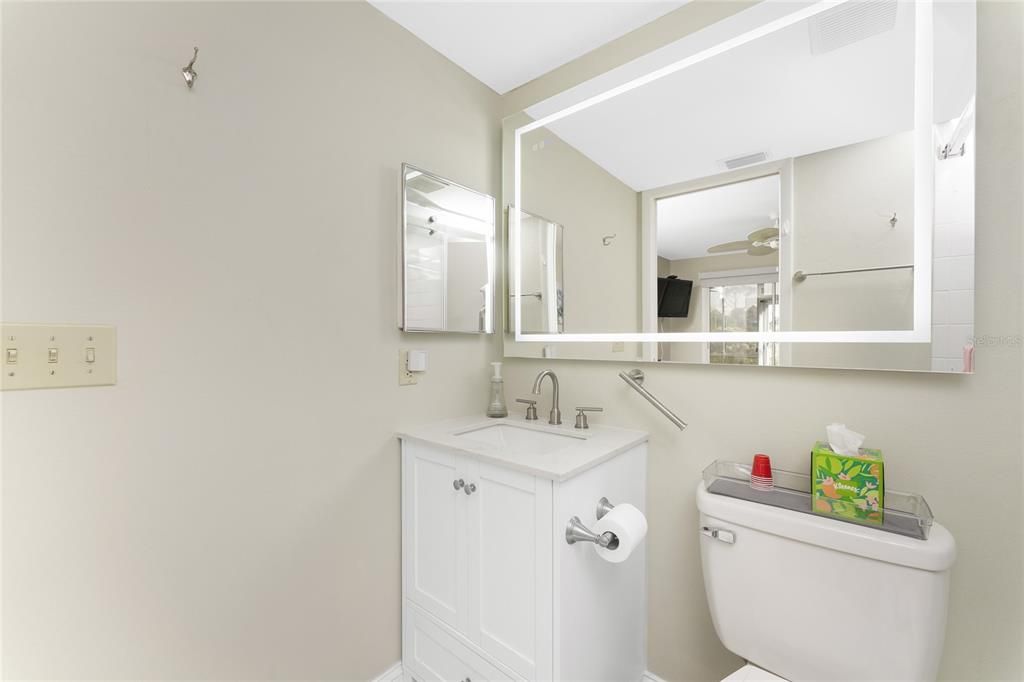 На продажу: $159,900 (2 спален, 2 ванн, 933 Квадратных фут)