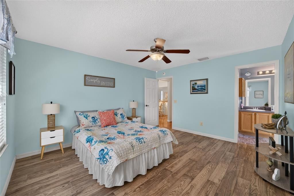 For Sale: $325,000 (3 beds, 2 baths, 1484 Square Feet)