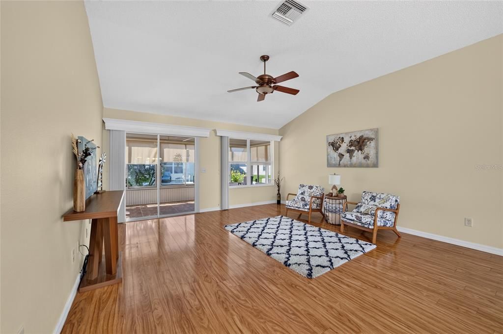 For Sale: $325,000 (3 beds, 2 baths, 1484 Square Feet)