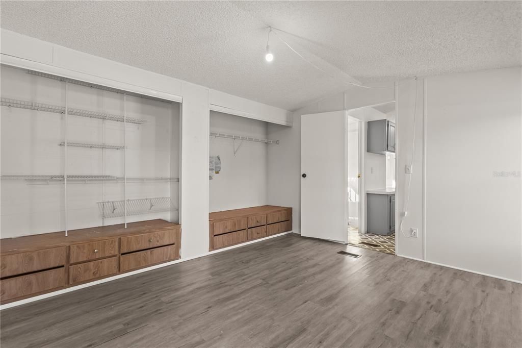 На продажу: $149,900 (2 спален, 2 ванн, 900 Квадратных фут)