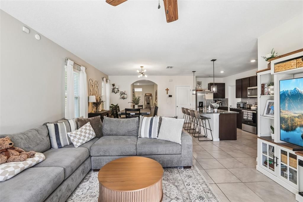 En Venta: $475,000 (5 camas, 3 baños, 2447 Pies cuadrados)