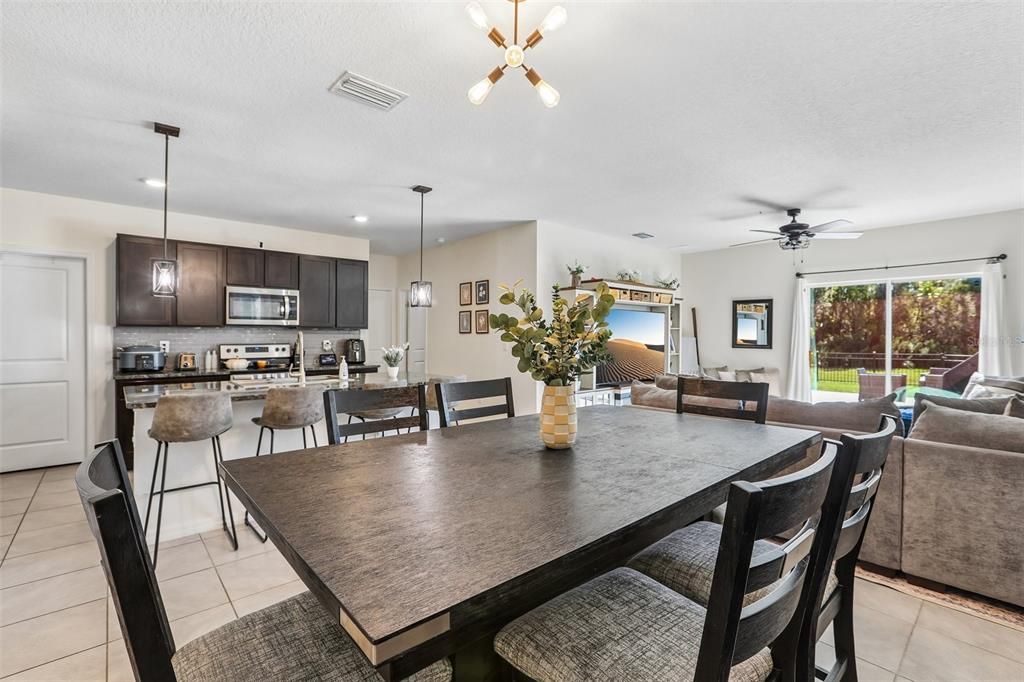 En Venta: $475,000 (5 camas, 3 baños, 2447 Pies cuadrados)