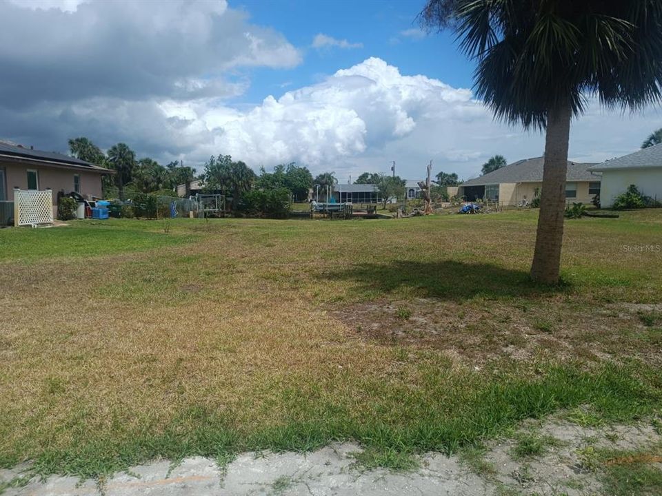 На продажу: $25,900 (0.23 acres)