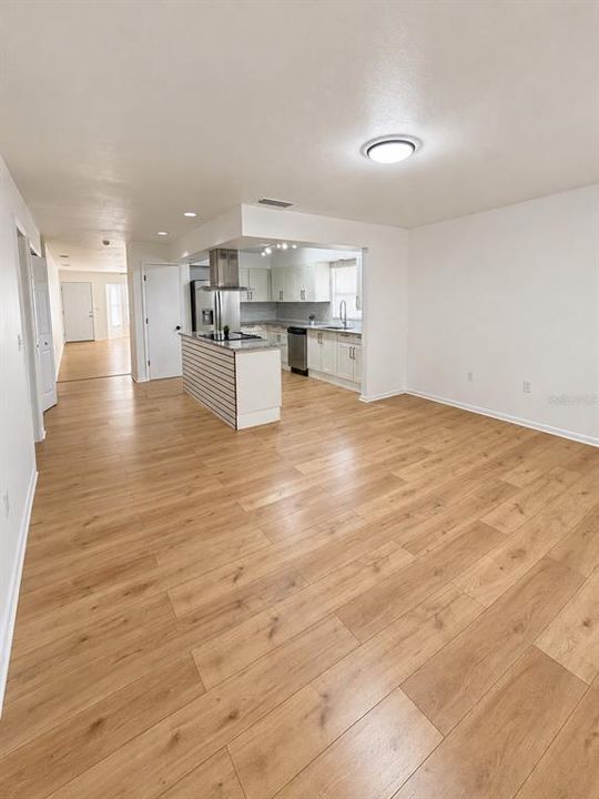 На продажу: $269,999 (2 спален, 2 ванн, 1826 Квадратных фут)