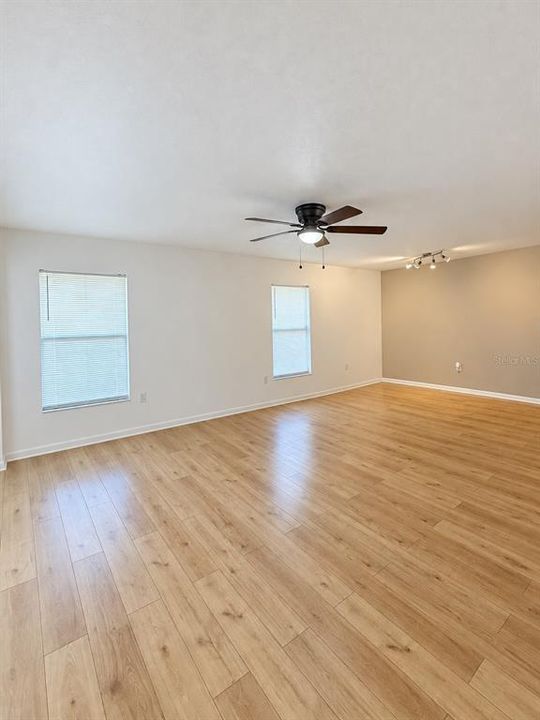 На продажу: $269,999 (2 спален, 2 ванн, 1826 Квадратных фут)