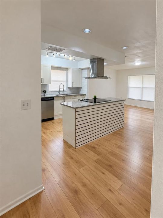 На продажу: $269,999 (2 спален, 2 ванн, 1826 Квадратных фут)