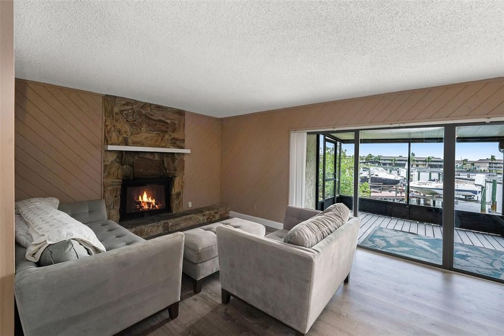 For Sale: $349,000 (2 beds, 1 baths, 1281 Square Feet)