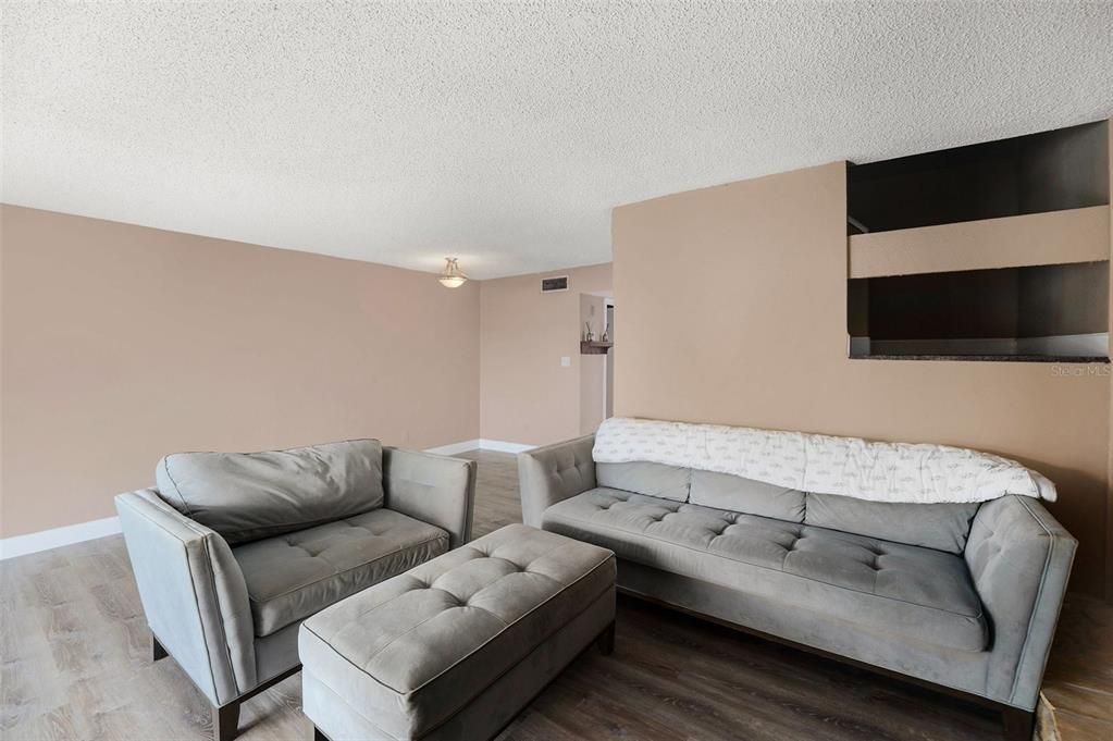 For Sale: $349,000 (2 beds, 1 baths, 1281 Square Feet)