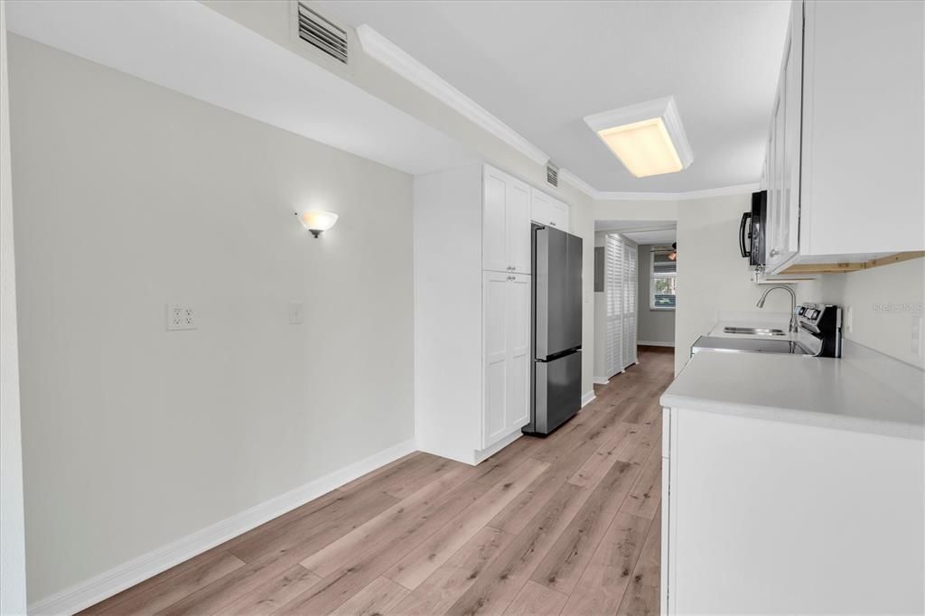 For Sale: $104,500 (1 beds, 1 baths, 925 Square Feet)