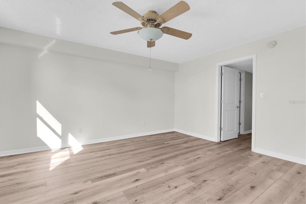 For Sale: $104,500 (1 beds, 1 baths, 925 Square Feet)