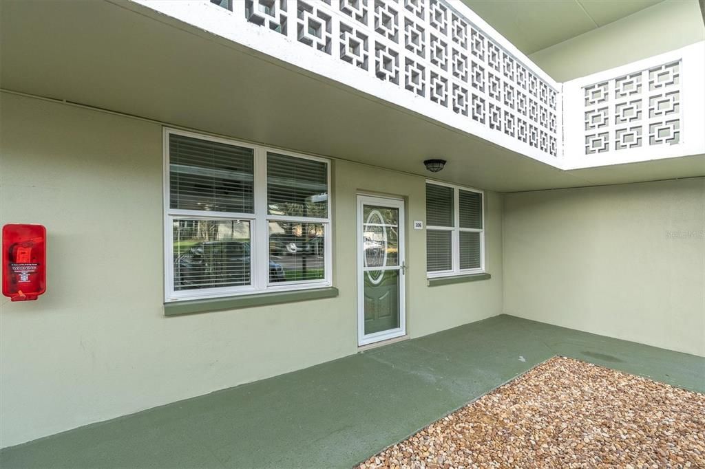 For Sale: $104,500 (1 beds, 1 baths, 925 Square Feet)