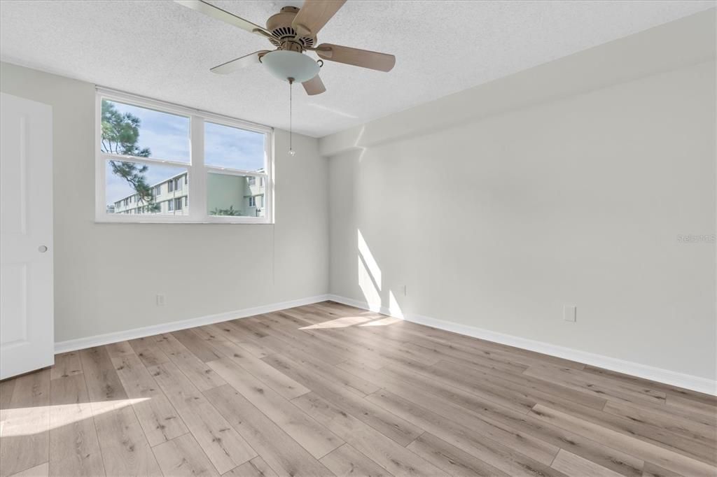 For Sale: $104,500 (1 beds, 1 baths, 925 Square Feet)