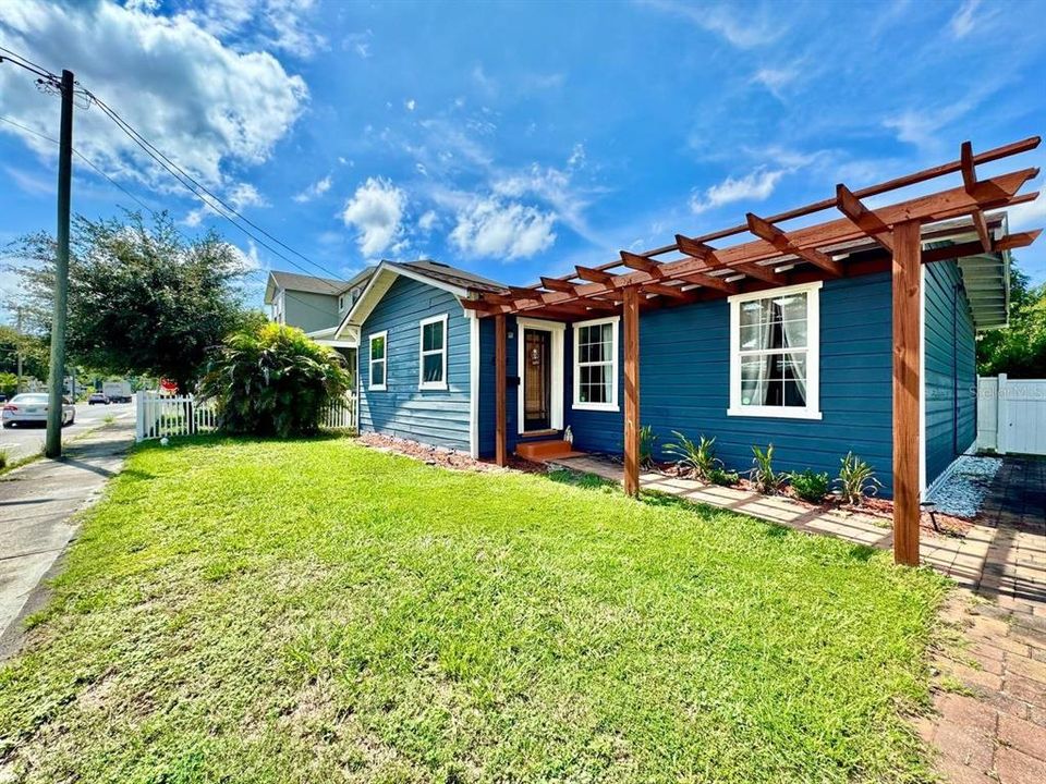 For Rent: $2,500 (3 beds, 2 baths, 1172 Square Feet)