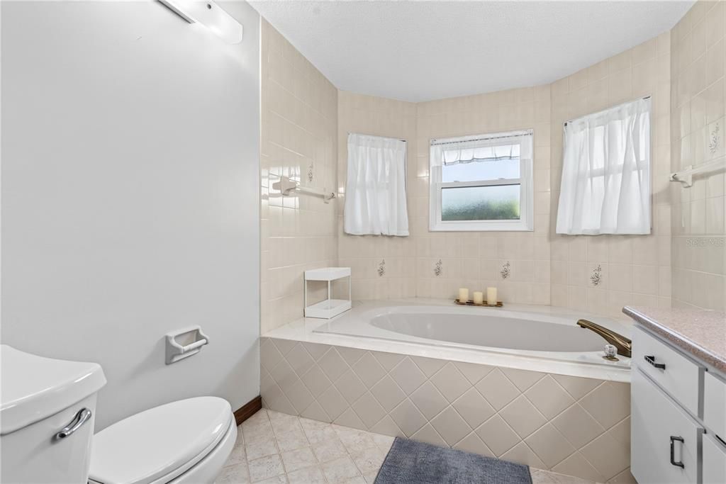 For Rent: $2,900 (3 beds, 2 baths, 1971 Square Feet)