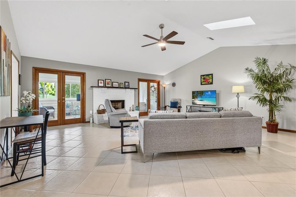 For Rent: $2,900 (3 beds, 2 baths, 1971 Square Feet)