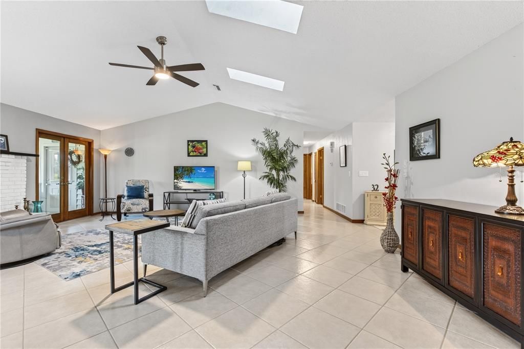 For Rent: $2,900 (3 beds, 2 baths, 1971 Square Feet)