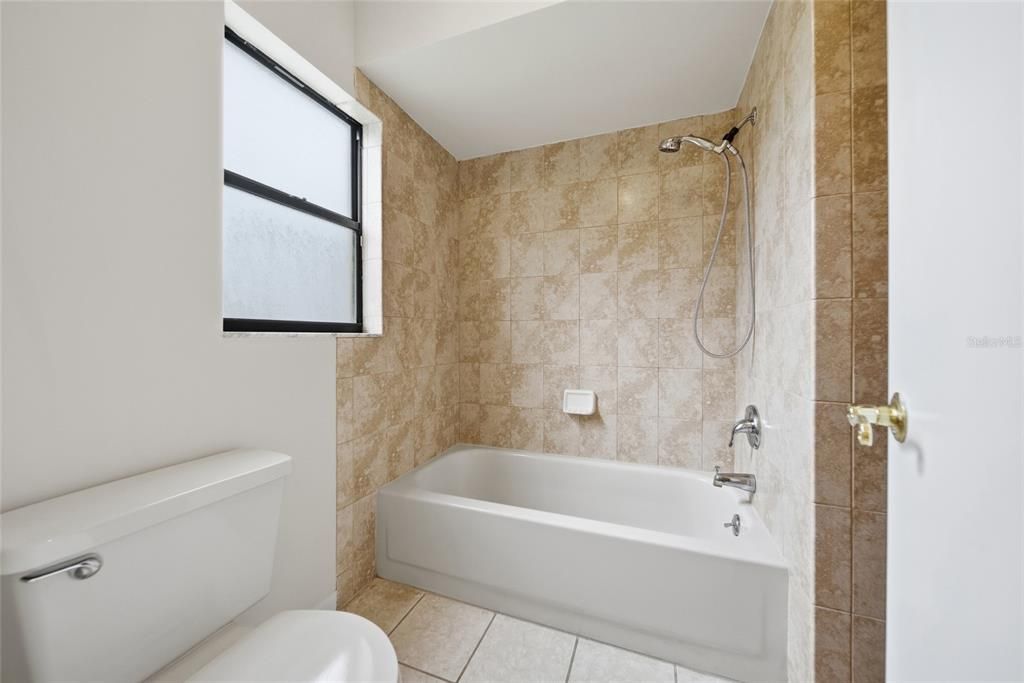 Activo con contrato: $415,000 (4 camas, 2 baños, 1752 Pies cuadrados)