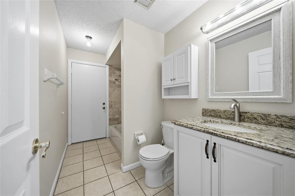 Activo con contrato: $415,000 (4 camas, 2 baños, 1752 Pies cuadrados)