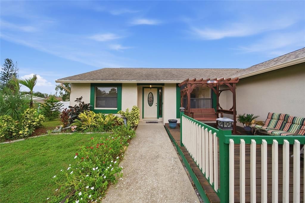 Activo con contrato: $415,000 (4 camas, 2 baños, 1752 Pies cuadrados)