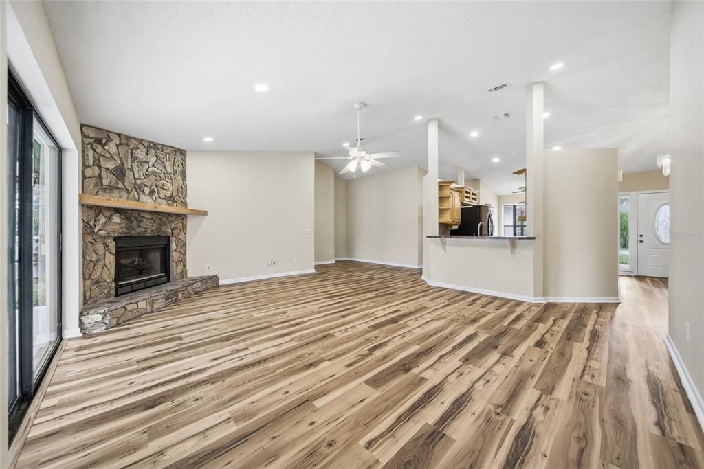 Activo con contrato: $415,000 (4 camas, 2 baños, 1752 Pies cuadrados)