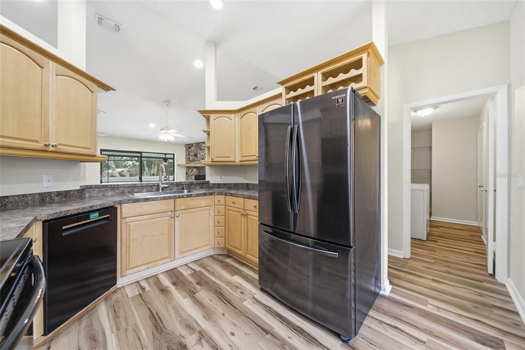 Activo con contrato: $415,000 (4 camas, 2 baños, 1752 Pies cuadrados)