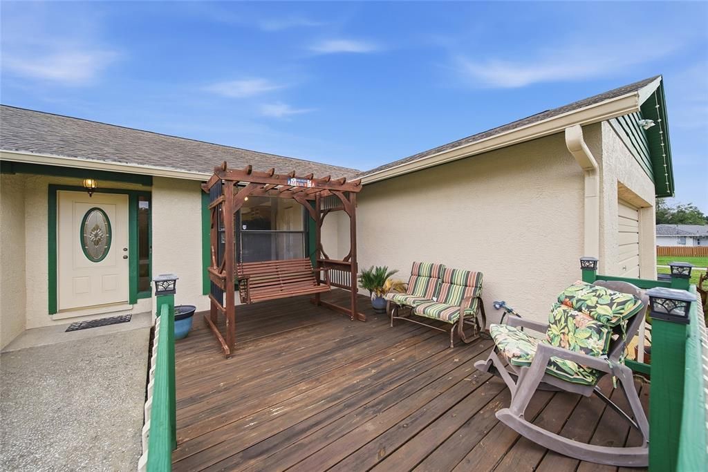 Activo con contrato: $415,000 (4 camas, 2 baños, 1752 Pies cuadrados)