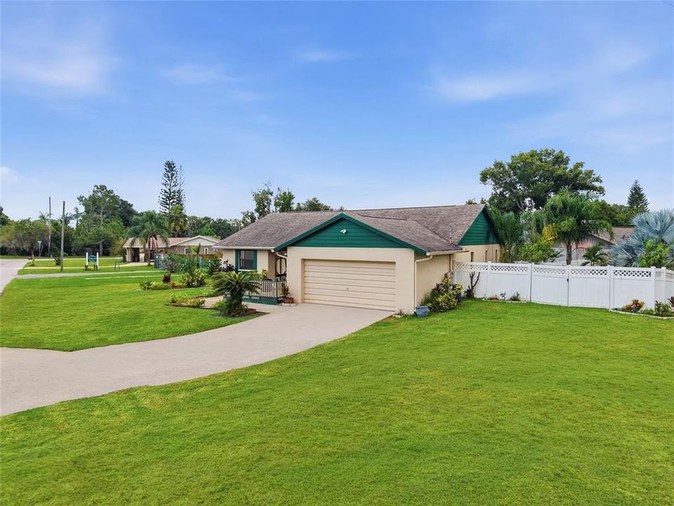 Activo con contrato: $415,000 (4 camas, 2 baños, 1752 Pies cuadrados)